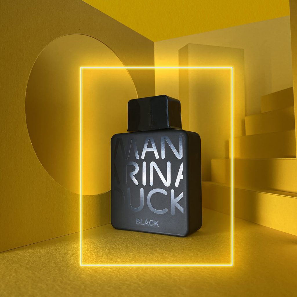 Frescura concentrada para él
Al elegir este perfume estás contribuyendo al cuidado sostenible y responsable del medioambiente
Mandarina Duck Black, una fragancia moderna y altamente seductiva. ¡Un mix sensual e intenso, enriquecido con notas exóticas y especiadas, perfecto para quienes creen que la seducción tiene lugar a través del carisma!