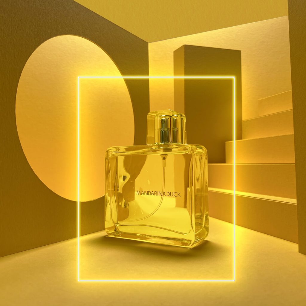 Una inyección de energía para ella
Al elegir este perfume estás contribuyendo al cuidado sostenible y responsable del medioambiente
Mandarina Duck, ¡un perfume especiado y fresco, vibrante y energético, que te acompaña durante todo el día!
La primera fragancia de la marca refleja plenamente la filosofía de Mandarina Duck: emociones, colores, movimiento, innovación.
¡Es el perfume perfecto para quien necesita un impulso para afrontar la rutina cuotidiana!