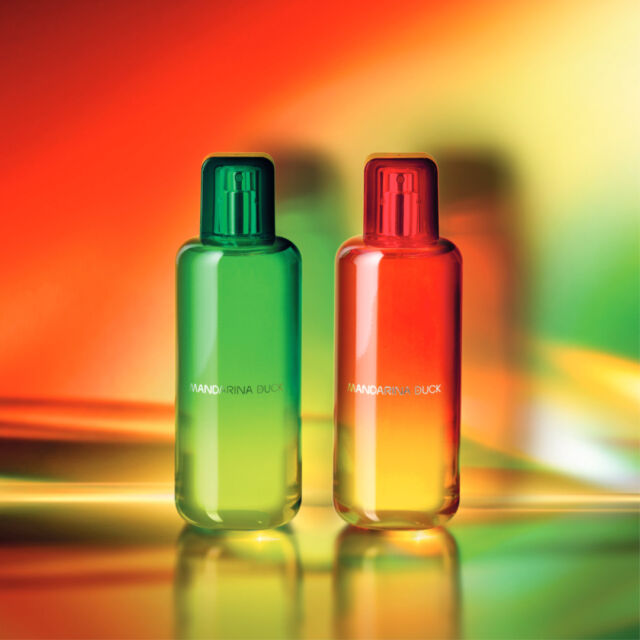 Descubre The Mandariners for Her y for Him 🍀, las dos nuevas Eau de Toilette creadas en torno a un mágico Acorde de Trébol.

The Mandariners for Her aparece con un corazón floral y envolvente: la buganvilla y la peonía escarlata bailan junto con la delicada nota de té de jazmín. 🌺

¿The Mandariners For Him? ¡Es una explosión cítrica! ¡Limón🍋, naranja y mandarina 🍊, todo envuelto en una base amaderada que te hace sentir como un verdadero trotamundos!

___

Discover The Mandariners for Her and for Him 🍀, the two new Eau de Toilette created around a magical clover accord.

The Mandariners for Her presents itself with a floral and enveloping heart: bougainvillea and scarlet peony dance together with the delicate note of jasmine tea. 🌺 

The Mandariners For Him? It's a citrus explosion! Lemon 🍋, orange, and mandarin 🍊, all wrapped in a woody base that makes you feel like a true globetrotter!

#MandarinaDuckFragrances #TheMandarinersForHim #TheMandarinersForHer