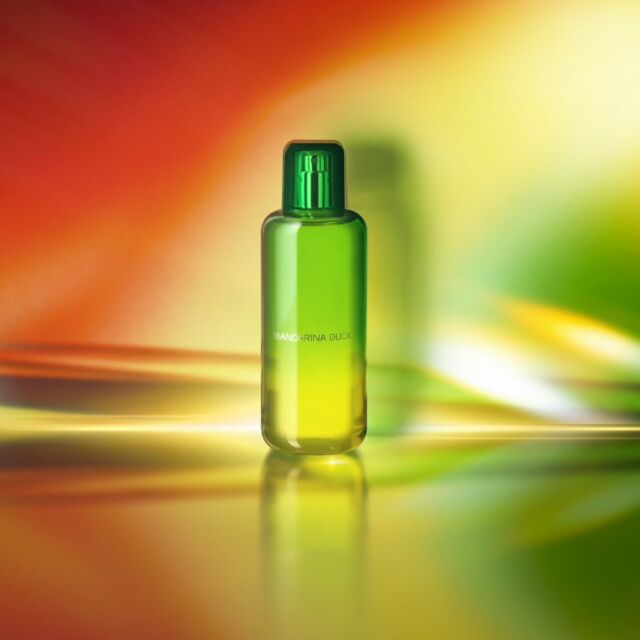 Descubre el nuevo The Mandariners For Him 🍀. Los cítricos italianos 🍋 junto con el Acorde de Trébol de cuatro hojas crean una irresistible mezcla de frescura y suerte. ¡Mientras que el magnetismo del ylang ylang y la profundidad de las notas amaderadas te harán sentir la aventura en cada aplicación!
___

Scopri il nuovo The Mandariners For Him 🍀. Gli agrumi italiani 🍋 insieme all'Accordo Quadrifoglio creano un mix irresistibile di freschezza e fortuna. Mentre il magnetismo dell'ylang ylang e la profondità delle note boisé ti faranno sentire l’avventura ad ogni spray! 

___

Discover the new The Mandariners For Him 🍀. Italian citrus 🍋 and the Quadrifoglio Accord create an irresistible mix of freshness and luck. Meanwhile, the magnetism of ylang ylang and the depth of woody notes will make you feel the adventure with every spray!

#MandarinaDuckFragrances #TheMandarinersForHim