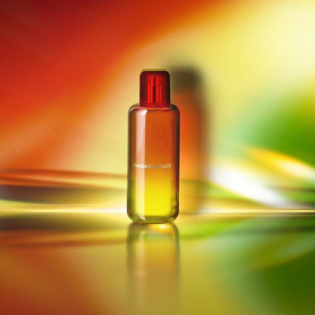 Abraza la suerte con el nuevo The Mandariners for Her 🍀, un Eau de Toilette inspirado en el icónico Acorde de Trébol. 

Cuatro matices de hierba, lima, manzana verde y notas acuáticas se fusionan en el corazón con la buganvilla, la peonía y el té de jazmín, creando un bouquet floral envolvente 🌺.​

______
Abbraccia la fortuna con il nuovo The Mandariners for Her 🍀, un'Eau de Toilette ispirata all'iconico Accordo Quadrifoglio. ​

Quattro sfumature di erba, lime, mela verde e accenti acquatici si fondono nel cuore con bouganville, peonia e tè al gelsomino, creando un bouquet fiorito avvolgente 🌺. ​

______
Embrace luck with the new The Mandariners for Her 🍀, an Eau de Toilette inspired by the iconic Quadrifoglio Accord. 

Four shades of grass, lime, green apple, and aquatic accents blend in the heart notes with bougainvillea, peony, and jasmine tea, creating an enveloping floral bouquet 🌺.

#MandarinaDuckFragrances #TheMandarinersForHer